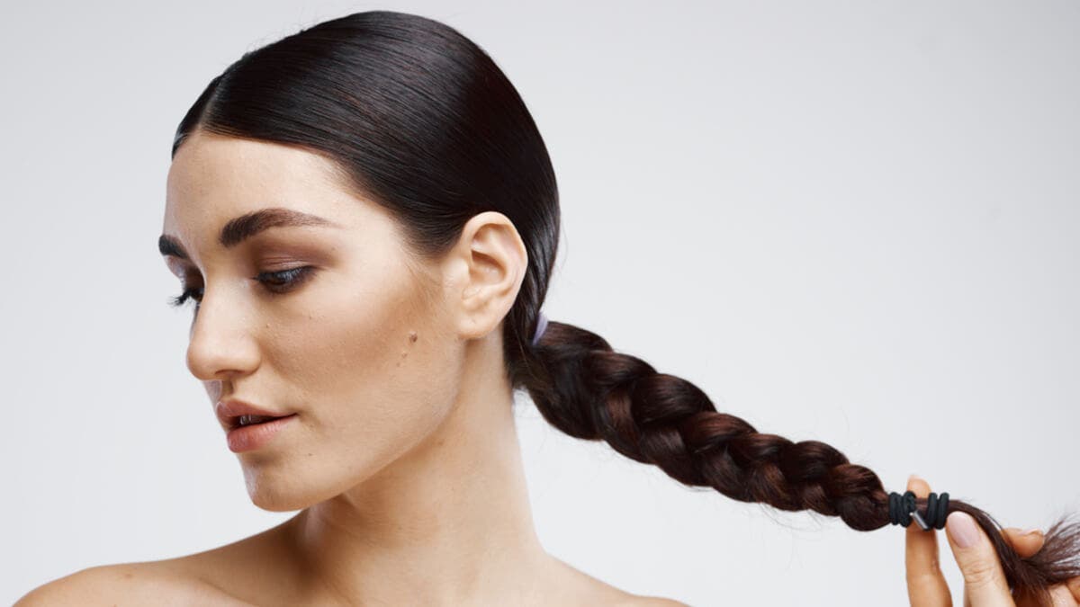 Peinado clean look con trenza.