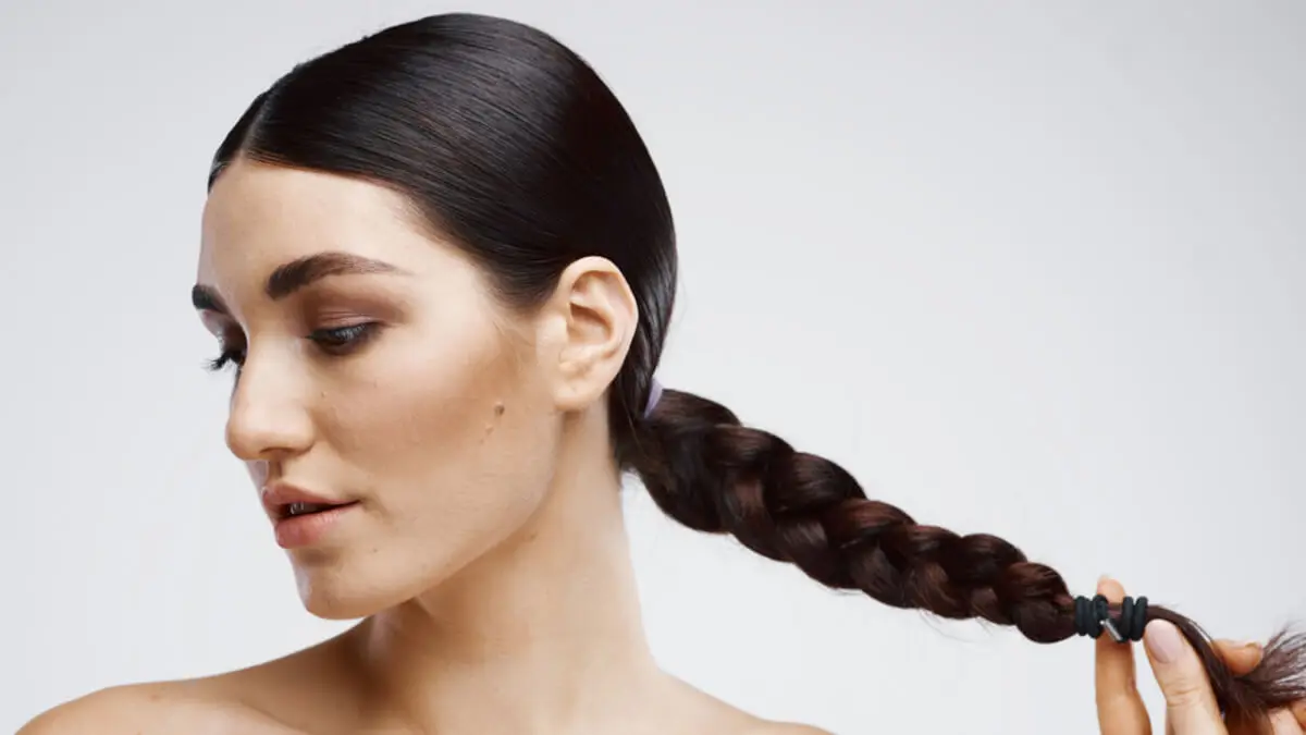 Peinado clean look con trenza.