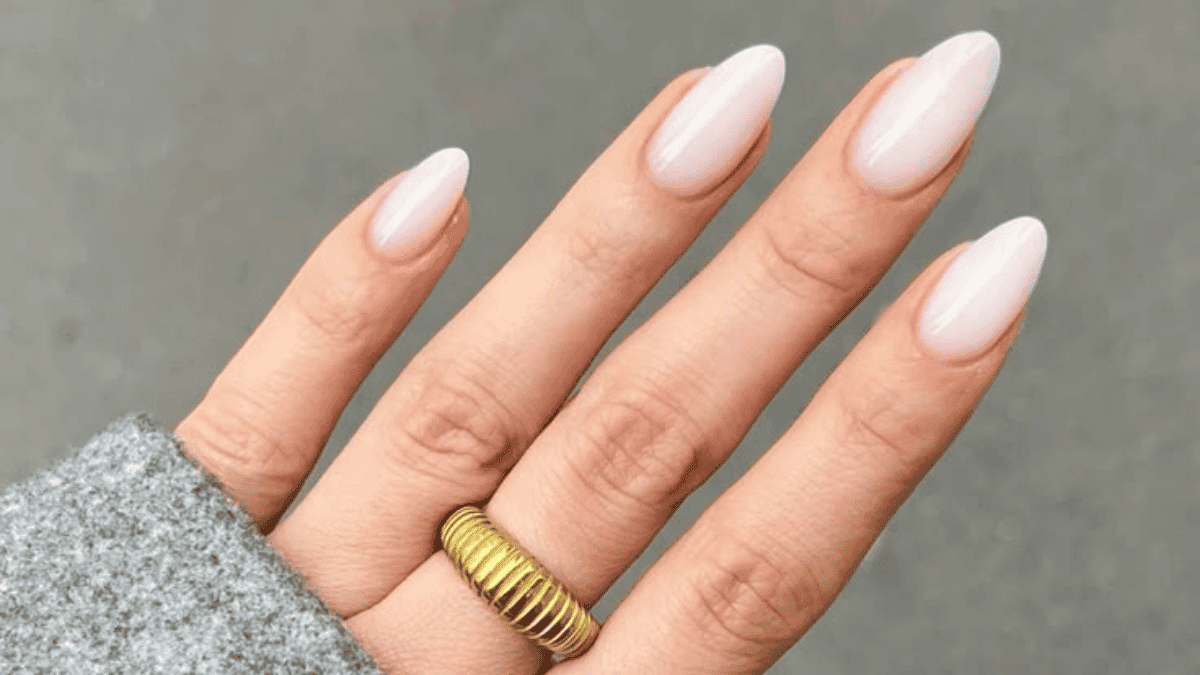 Uñas minimalistas milky nails