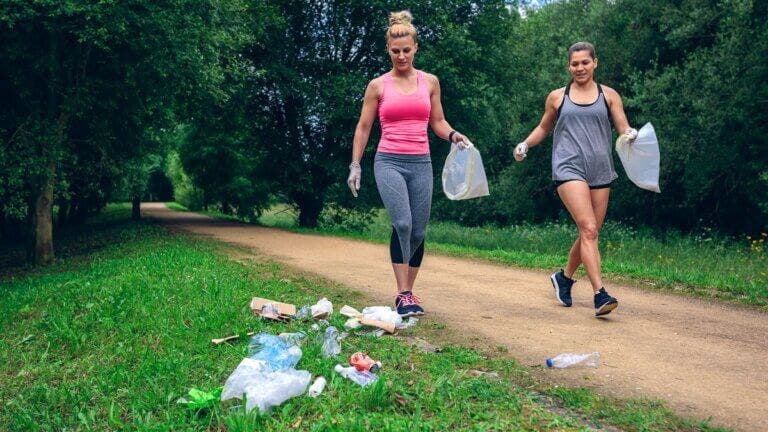 ¿Qué es el plogging? Una práctica que combina el ejercicio y la ecología