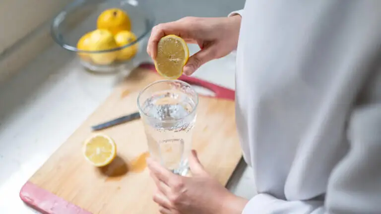 Contraindicaciones de tomar agua con limón y sus efectos en el cuerpo