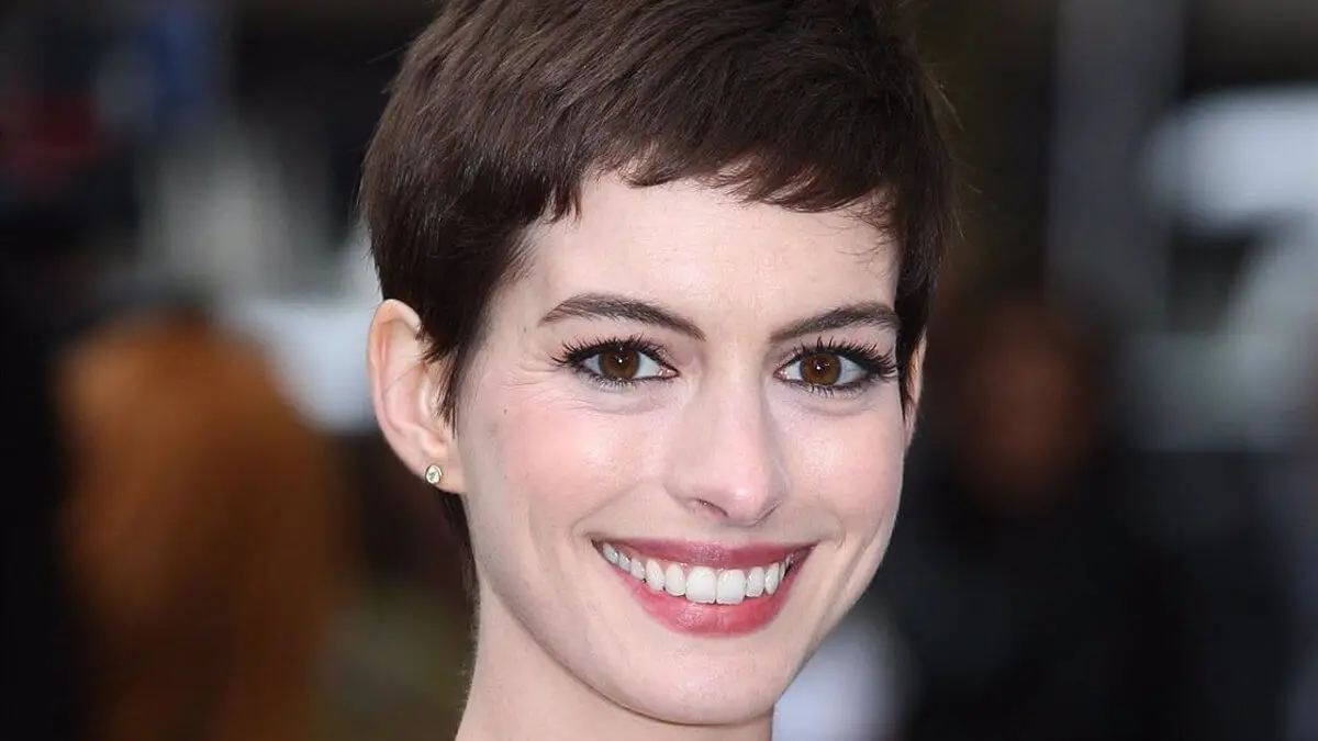 Anne Hathaway luce corte garçon.