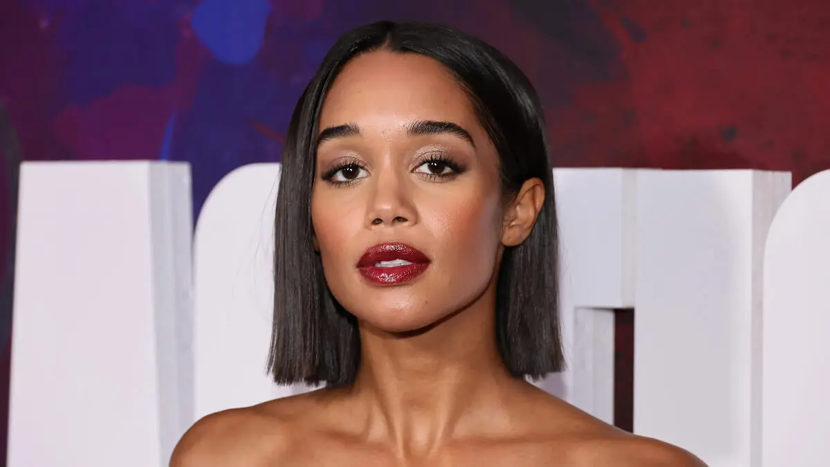 Laura Harrier luce un blunt cut.