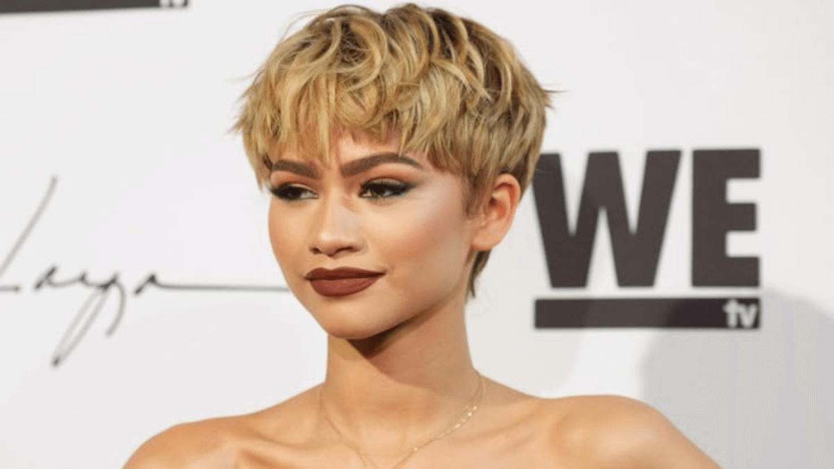 Zendaya luce corte de cabello pixie.
