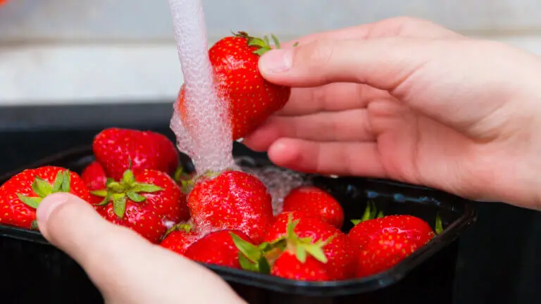 Cómo desinfectar las fresas correctamente para proteger tu salud