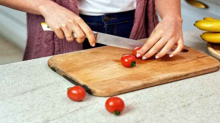 Cómo limpiar y mantener la tabla de madera de la cocina