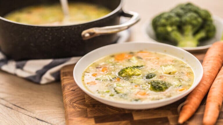 La sopa antiinflamatoria que recomienda una nutricionista para cuidar la microbiota