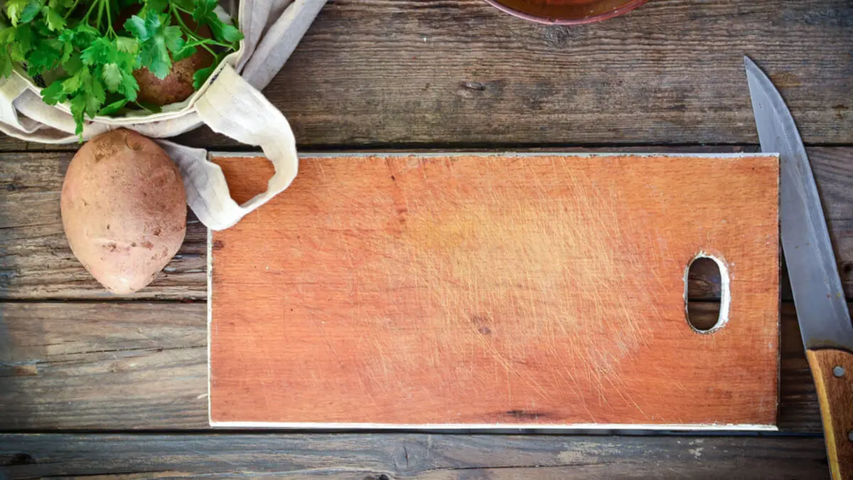 Tabla de madera de la cocina.