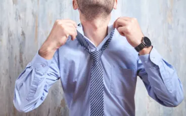 Estudios advierten los riesgos potenciales de llevar corbata todos los días