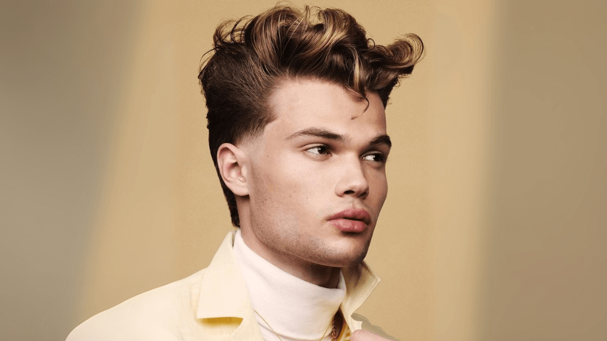 Corte pompadour despeinado.