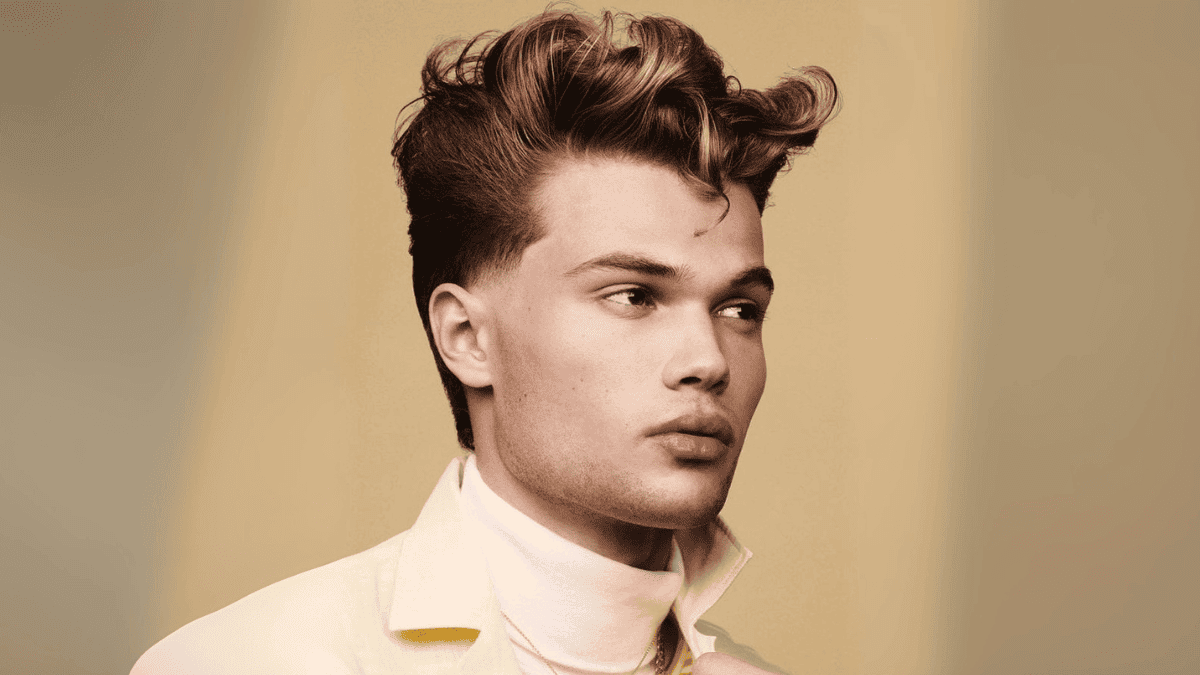 Corte pompadour despeinado.