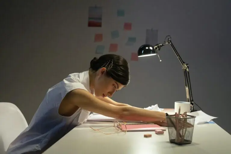 ¿Qué es la hustle culture? La tendencia que prioriza el trabajo intenso