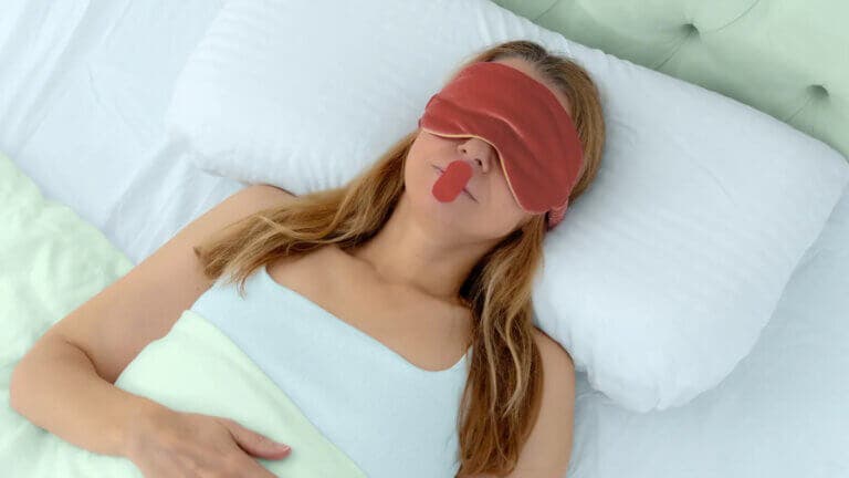 Mouth taping: qué es, sus riesgos y por qué se ha vuelto viral