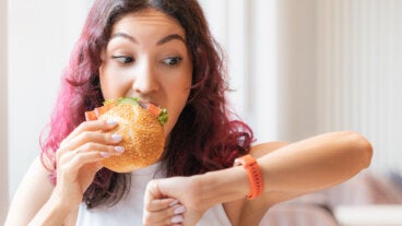 Los efectos de comer rápido y por qué es mejor evitarlo