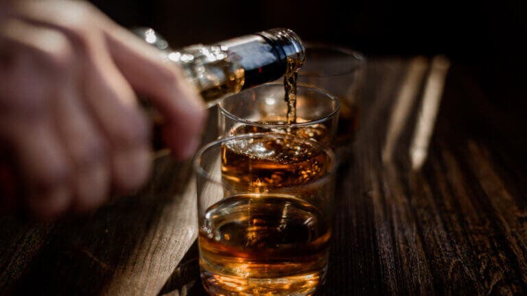 Estas son las causas y síntomas de la resaca emocional por alcohol y cómo manejarla (hangxiety)