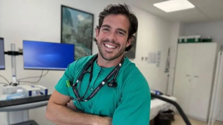 Dr. Aurelio Rojas, cardiólogo: «Si duermes en estas posiciones, es probable que tengas el cortisol muy elevado»
