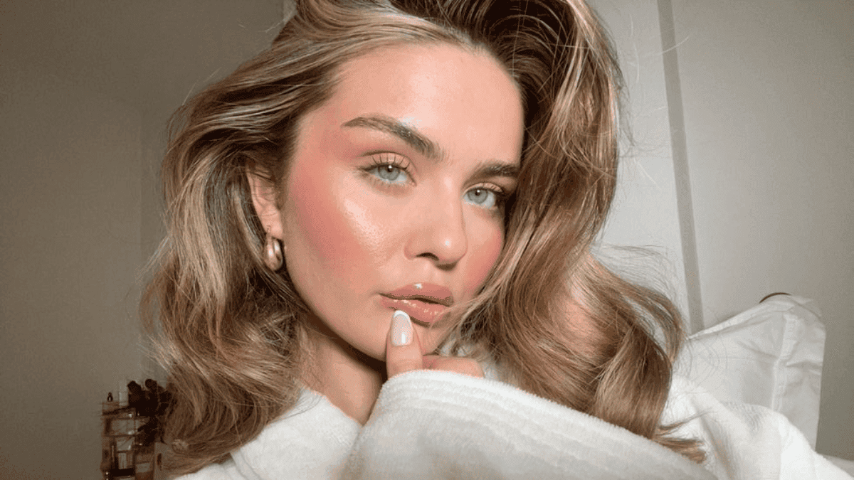 Mujer con clean girl makeup.