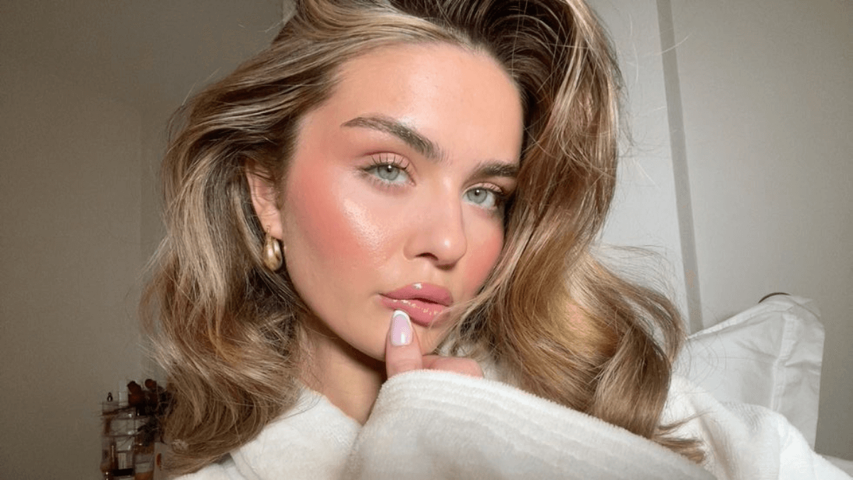 Mujer con clean girl makeup.