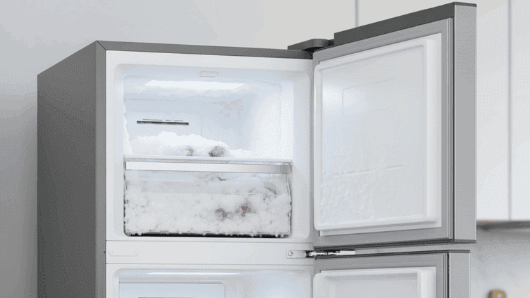 Trucos para que el congelador no se llene de hielo (y cómo limpiarlo si sucede)