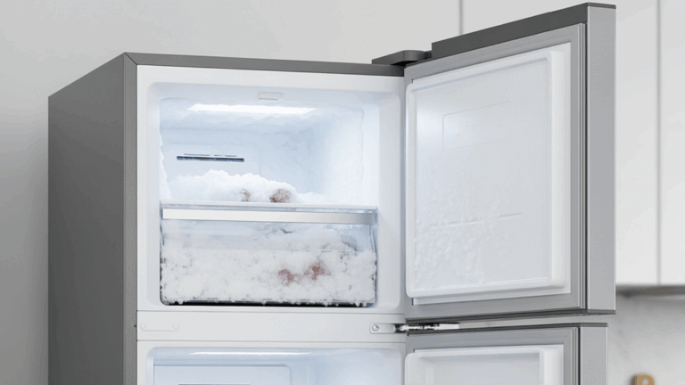 Trucos para que el congelador no se llene de hielo (y cómo limpiarlo si sucede)