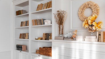 Cómo decorar estanterías para mantener el estilo de tu hogar