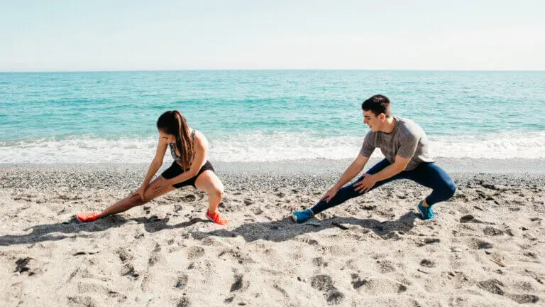10 ejercicios para hacer en la playa y mantener la rutina este verano