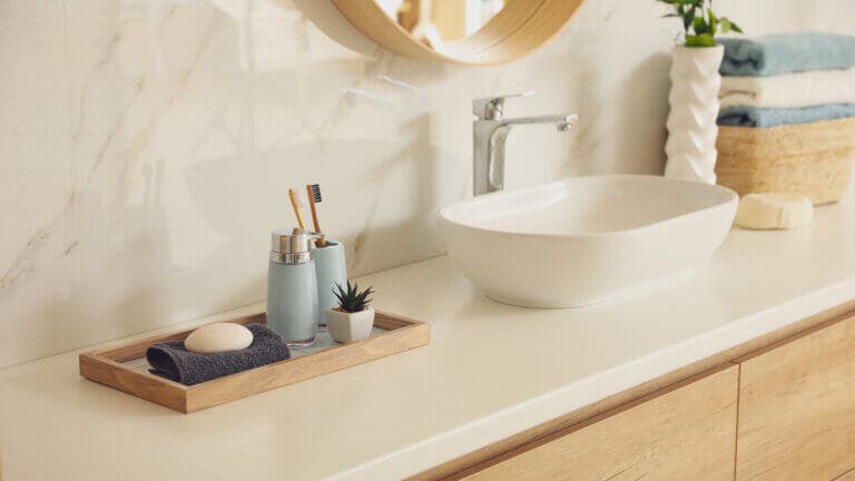 Di adiós al ruido visual en tu baño con estos simples trucos