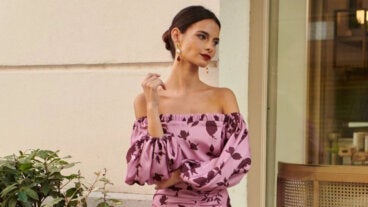 Cómo usar el escote Bardot para lucir siempre impecable