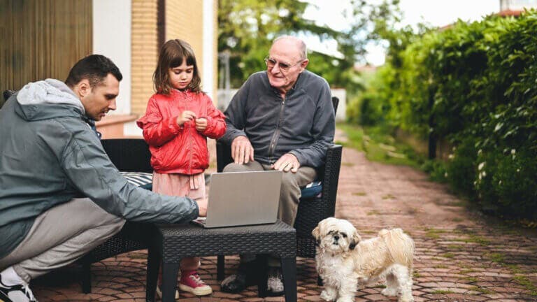 La generación sándwich vive el reto emocional de cuidar a padres e hijos a la vez