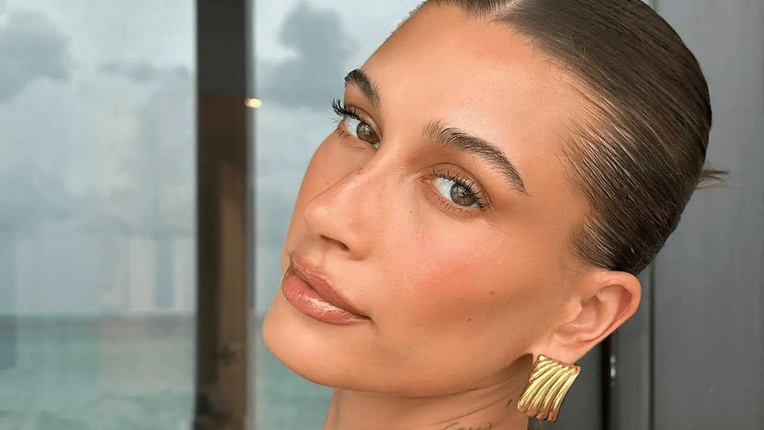 Hailey Bieber con estilo clean girl.