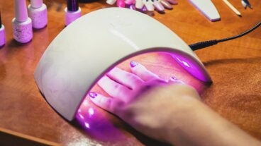 Cuidado con las lámparas de manicura: nuevo estudio advierte efectos en la piel