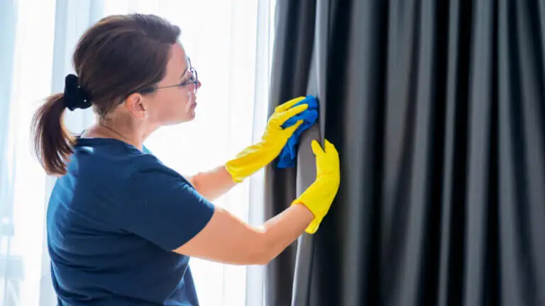 Aprende a limpiar tus cortinas sin bajarlas con este truco de las abuelas