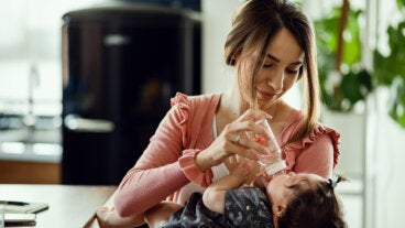 Dar agua a tu bebé antes de los 6 meses podría ser peligroso, esto dicen los pediatras