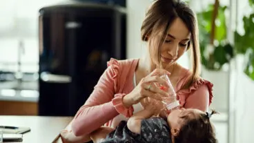 Dar agua a tu bebé antes de los 6 meses podría ser peligroso, esto dicen los pediatras