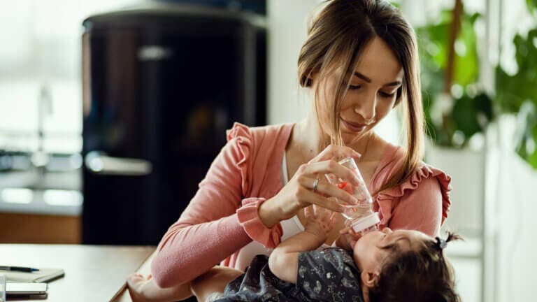 Dar agua a tu bebé antes de los 6 meses podría ser peligroso, esto dicen los pediatras