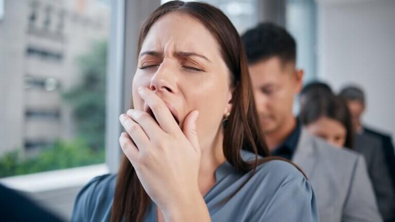 La razón de por qué se contagian los bostezos