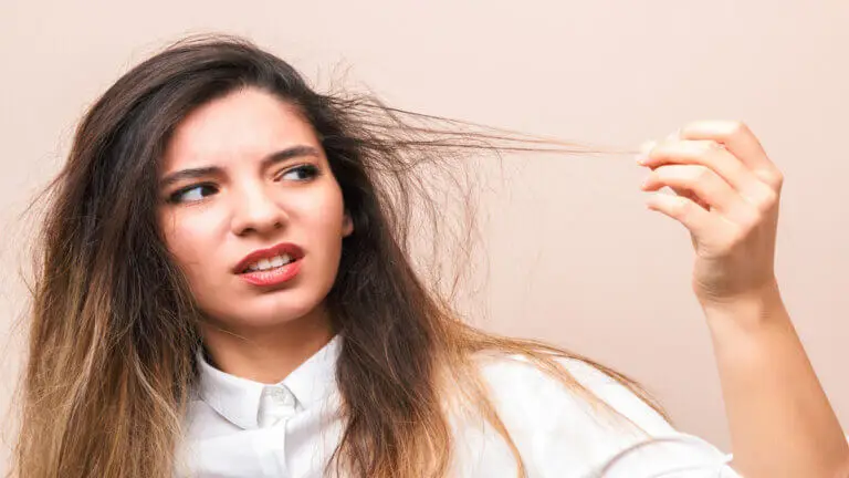 Doctora Pascali, dermatóloga describe «5 tips esenciales para el cabello graso»