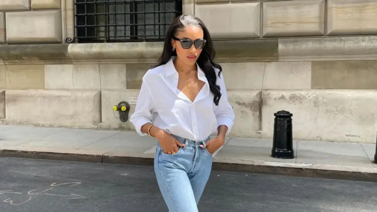 Mujer con camisa blanca.