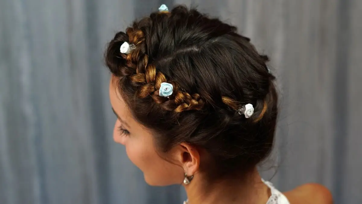 Penteado estilo coroa boêmio.