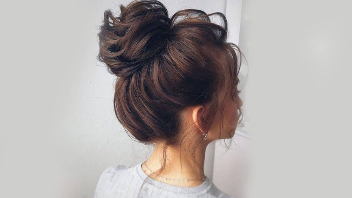 Peinado messy bun.