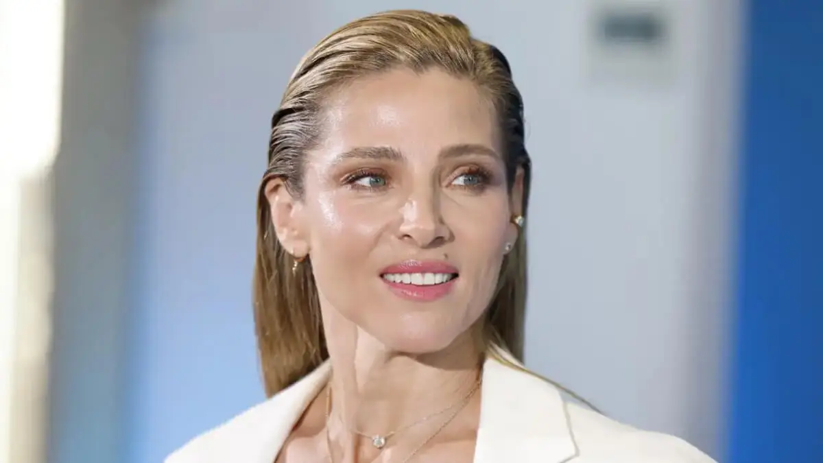 Melena con wet look y raya a un lado.