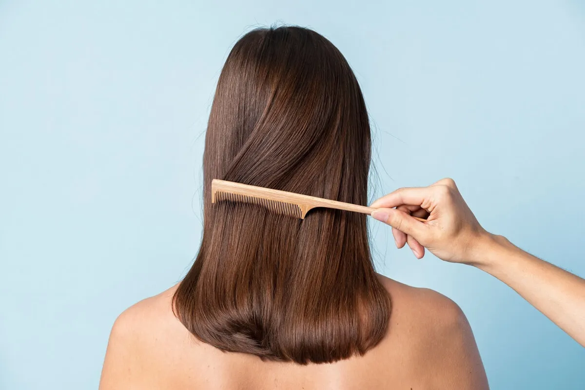 se usa para dividir el cabello con precisión, hacer rayas limpias, secciones para trenzas o aplicar tratamientos.