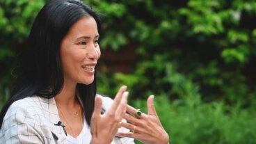 Xuan Lan, experta en yoga: «Estas posturas permiten que el cuerpo se enfríe en épocas de calor extremo»