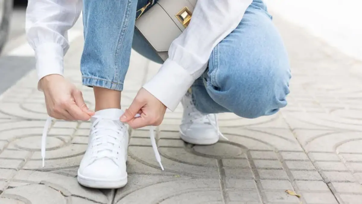 Mujer con sneakers blancos.