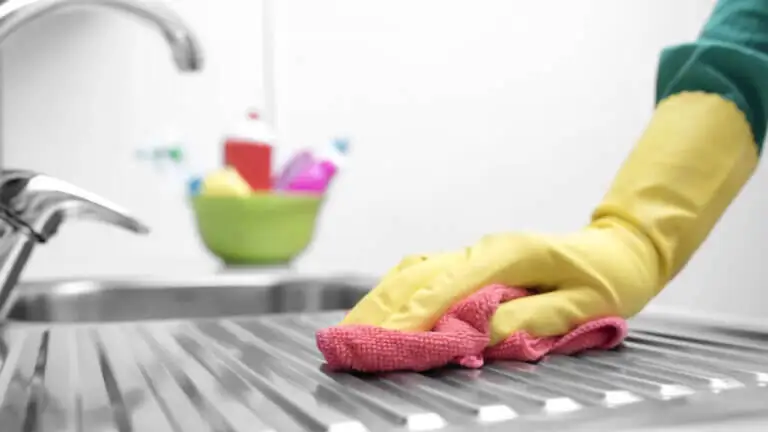 Lavar los trapos de cocina con agua caliente y otros 7 tips para quitarles las bacterias