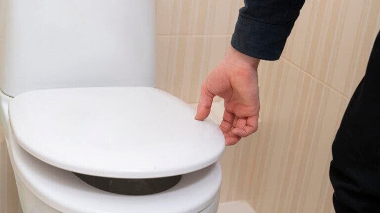 ¿No bajas la tapa del váter? Un error que llena de bacterias tu baño sin que te des cuenta