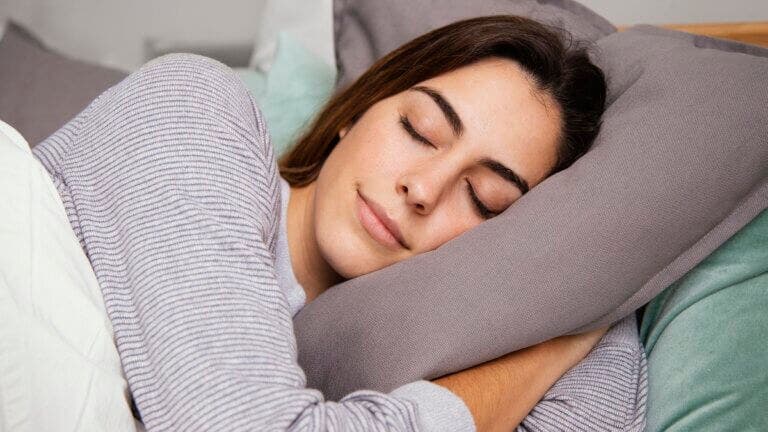 ¿Dormir siempre del mismo lado podría deformar tu cara? Esto dice la ciencia
