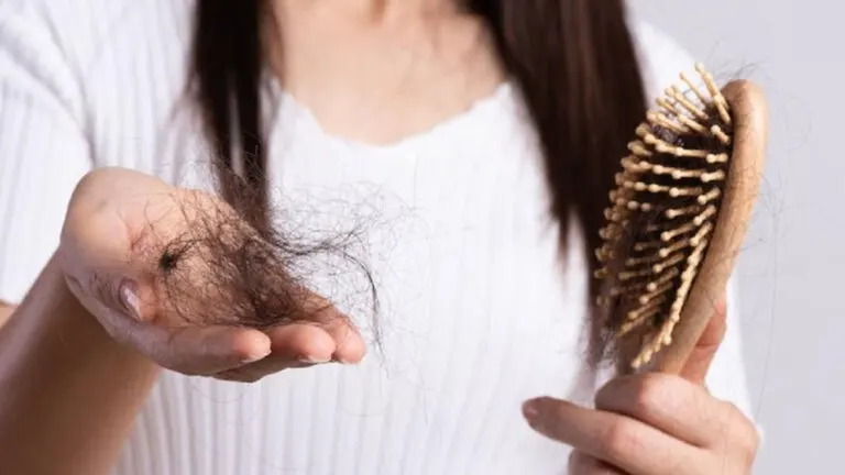 Más sol, más caída: el efecto del verano sobre tu pelo