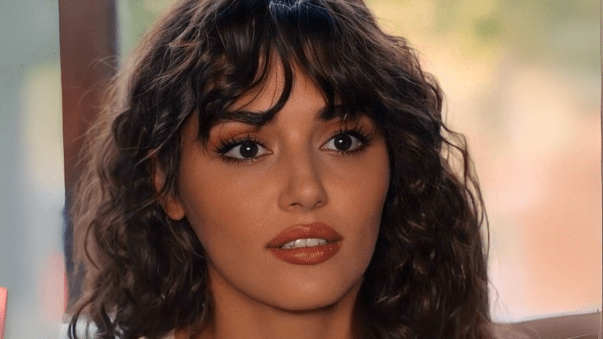 Mujer con curly bangs.