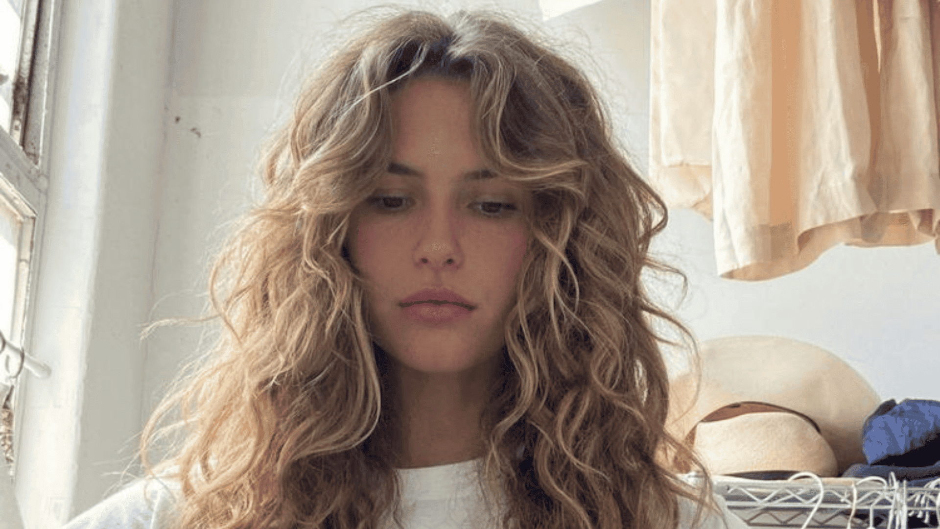 Mujer luce curtain bangs.